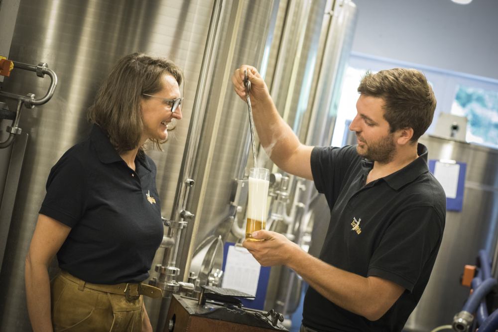 Karin und Benjamin Bruckner bei der Qualitätskontrolle Karin und Benjamin Bruckner bei der Qualitätskontrolle.